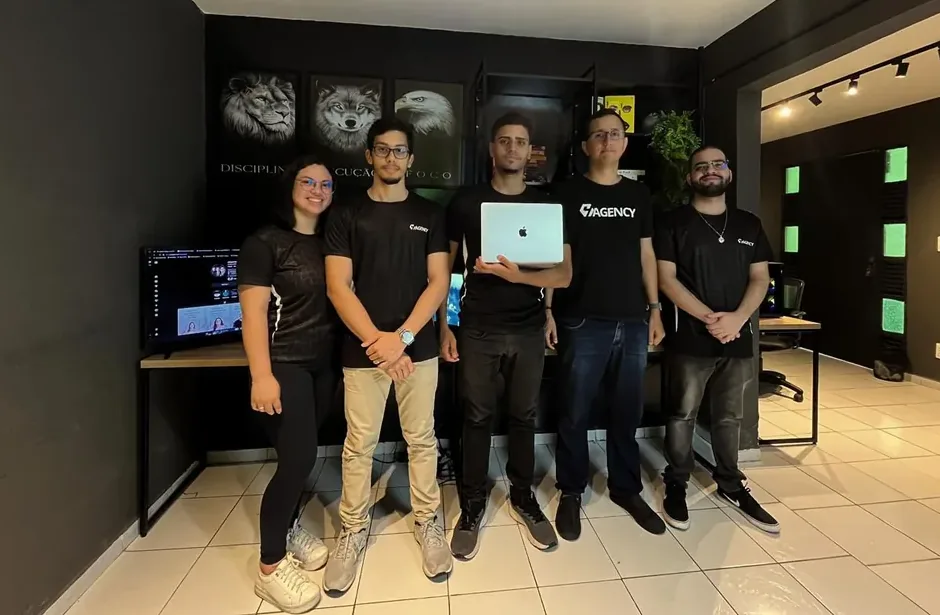 A equipe da C4 Agency reunida no escritório, em João Pessoa