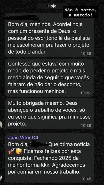 Arquiteta assessorada pela C4 comemorando um projeto fechado