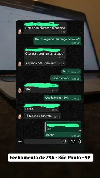 Arquiteta assessorada pela C4 comemorando um projeto fechado