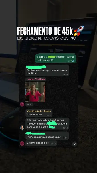 Arquiteta assessorada pela C4 comemorando um projeto fechado