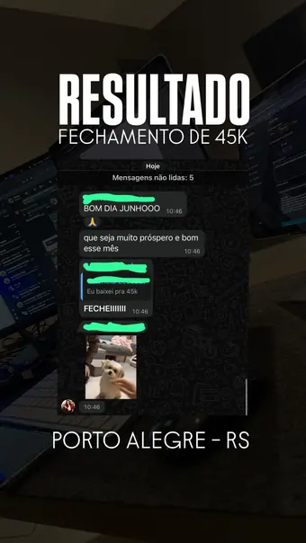 Arquiteta assessorada pela C4 comemorando um projeto fechado