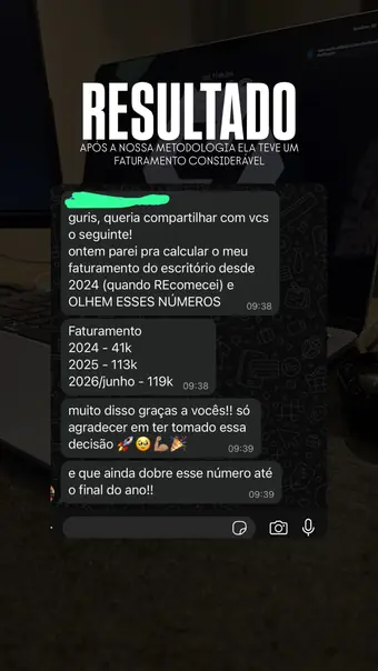 Arquiteta assessorada pela C4 comemorando um projeto fechado