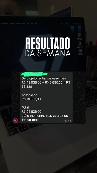 Arquiteta assessorada pela C4 comemorando um projeto fechado