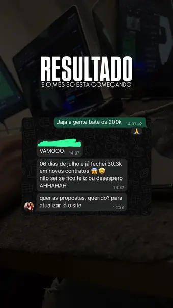 Arquiteta assessorada pela C4 comemorando um projeto fechado