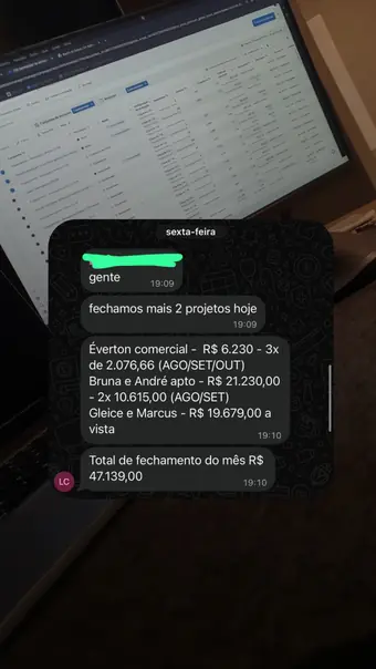 Arquiteta assessorada pela C4 comemorando um projeto fechado