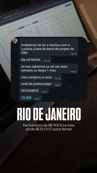 Arquiteta assessorada pela C4 comemorando um projeto fechado