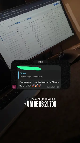 Arquiteta assessorada pela C4 comemorando um projeto fechado